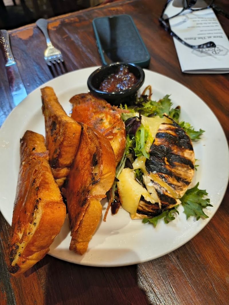 12 Sacramento, California Brunch Spots That Are Well Worth The Weekend Wait - Decor Hint The Porch Restaurant & Bar