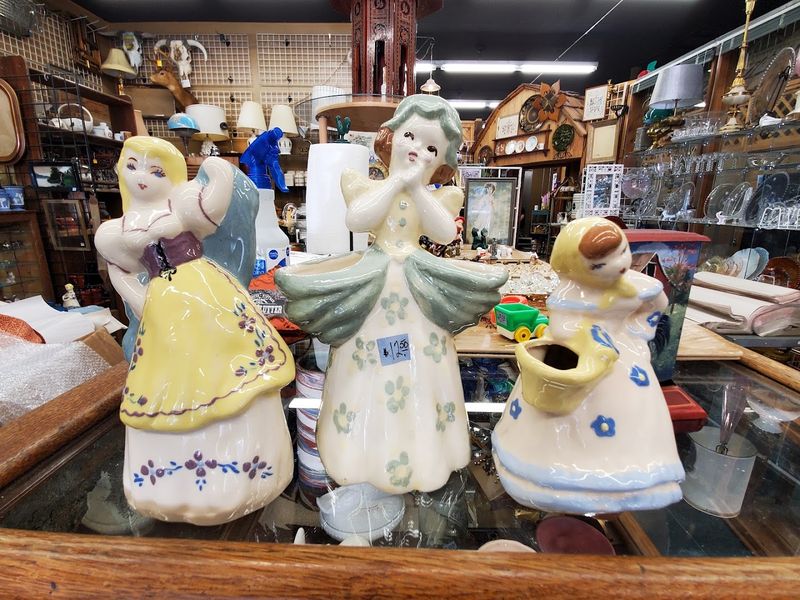 10 Enormous Antique Stores In Idaho Where Treasure Hunters Can Pack A Trunk For Under $38 - Decor Hint Utter Clutter