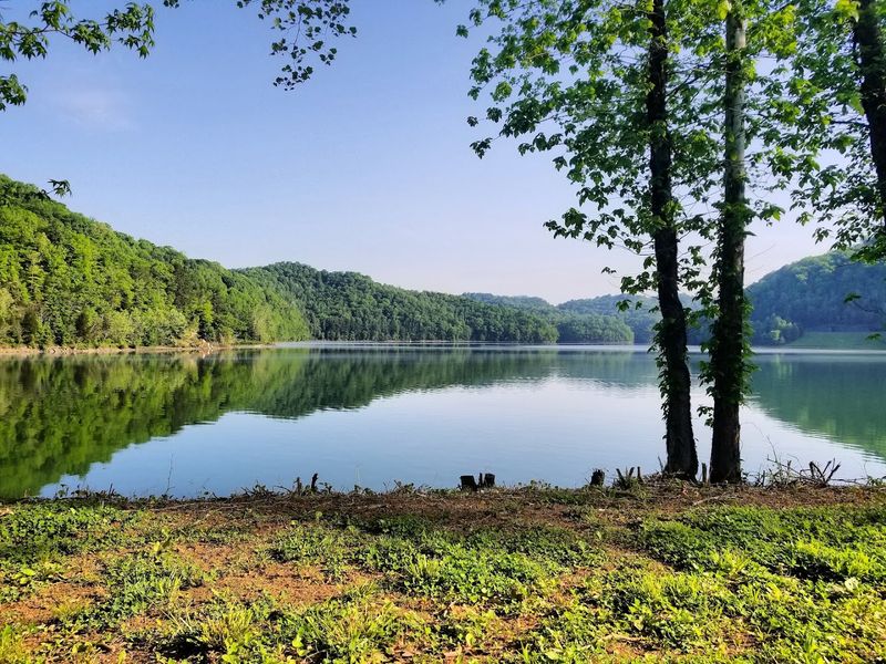 10 Clearest And Bluest Lakes In Kentucky That Look Too Gorgeous To Be Real - Decor Hint Martins Fork Lake