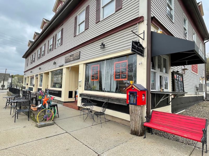 This Charming Connecticut Small Town Has No Crowds And All The Peace You Need - Decor Hint Quiet Roads Make The Weekend Feel Longer