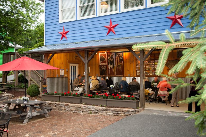 We Found A Flat Rock Smokehouse Where The Brisket Is Worth A North Carolina Road Trip - Decor Hint Order At The Window And Claim A Courtyard Table
