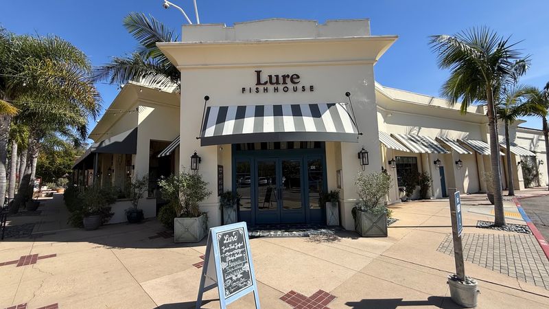 12 Central California Seafood Spots Earning The Region's Highest Praise For Fresh Coastal Flavor - Decor Hint Lure Fish House, Santa Barbara, California