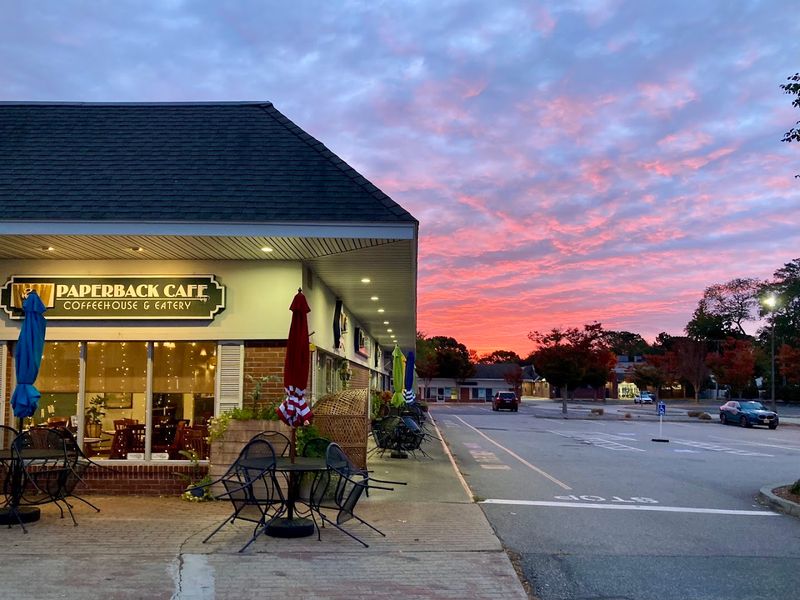 11 Small Restaurants In Old Saybrook, Connecticut Locals Hope Tourists Never Discover - Decor Hint Paperback Cafe