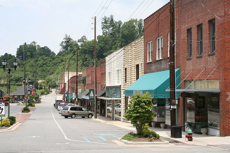 This North Carolina Town Feels Like Saturday Morning Never Left The 1950s - Decor Hint The Two Main Streets Add A Small-Town Twist