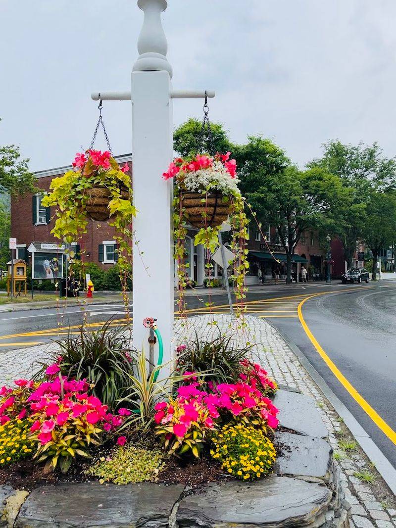 This Charming Vermont Town Is Best Explored On A Lazy Weekend Drive - Decor Hint Shopping Small And Doing It Right
