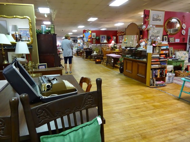 This Former North Carolina Skating Rink Is Now A 12,000-Square-Foot Antique Treasure Hunt - Decor Hint Set Aside Plenty Of Time Because The Mall Is Bigger Than It Looks