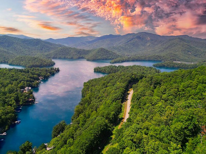 Locals Say This Once-Peaceful North Carolina Lake Town Has Been Completely Overrun By Crowds - Decor Hint Visit Early If You Want The Peaceful Version