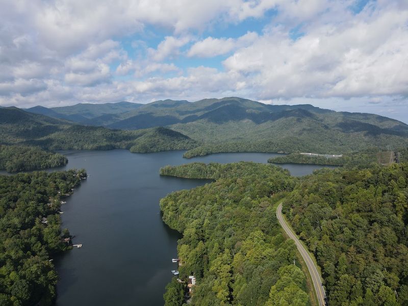 Locals Say This Once-Peaceful North Carolina Lake Town Has Been Completely Overrun By Crowds - Decor Hint The Quiet Reputation That Made It Popular