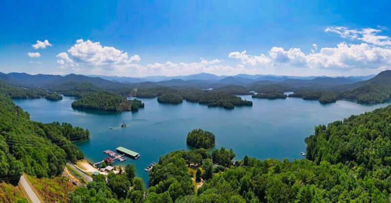 Locals Say This Once-Peaceful North Carolina Lake Town Has Been Completely Overrun By Crowds