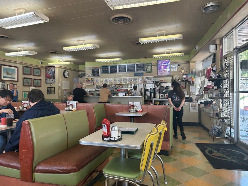 11 Georgia Restaurants Where The Lunch Specials Steal The Show - Decor Hint Silver Skillet, Atlanta