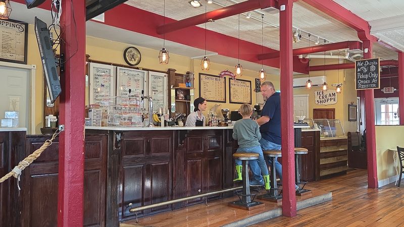 12 Nebraska Ice Cream Shops Worth Chasing Down Before Summer Ends - Decor Hint Graley's Creamery & Confections, Papillion
