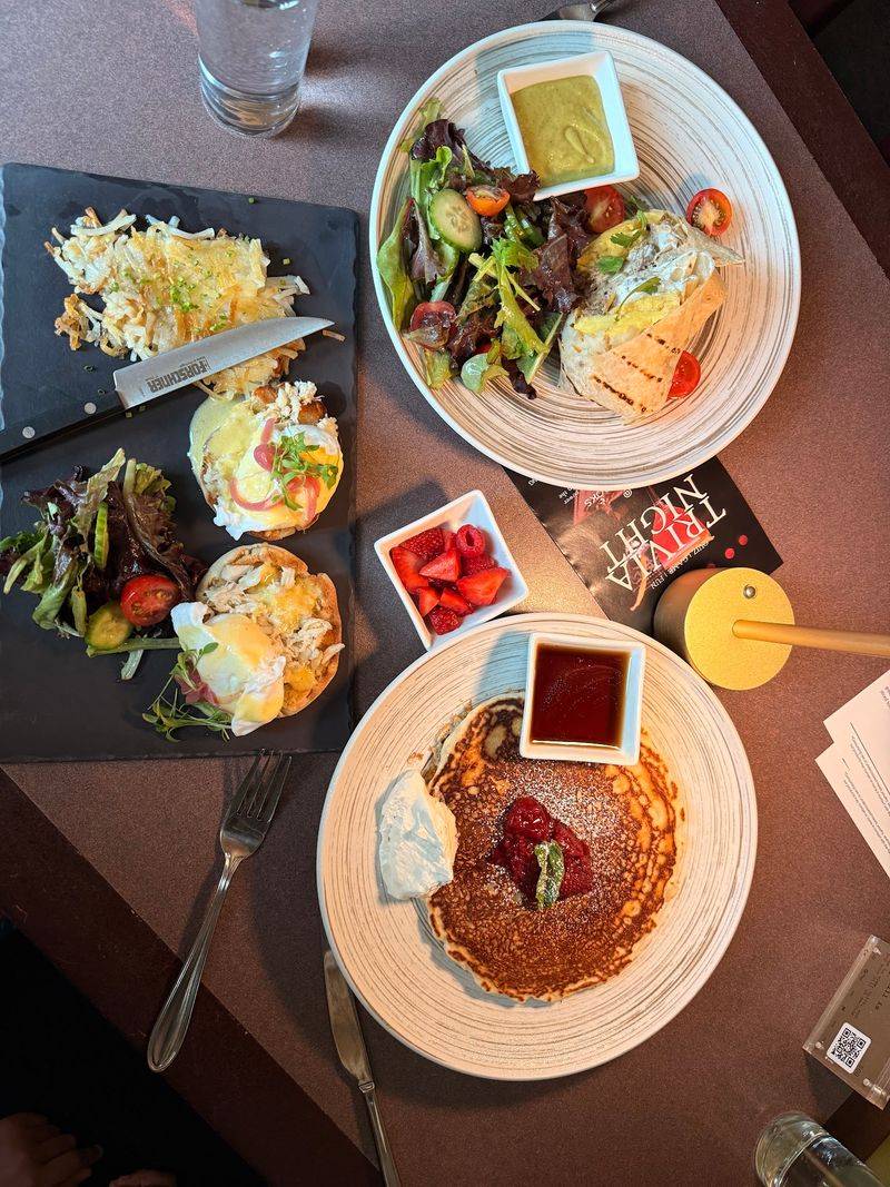 9 Fresh Dining Spots In Honolulu, Hawaii For Your Next Night Out - Decor Hint Vintage Books