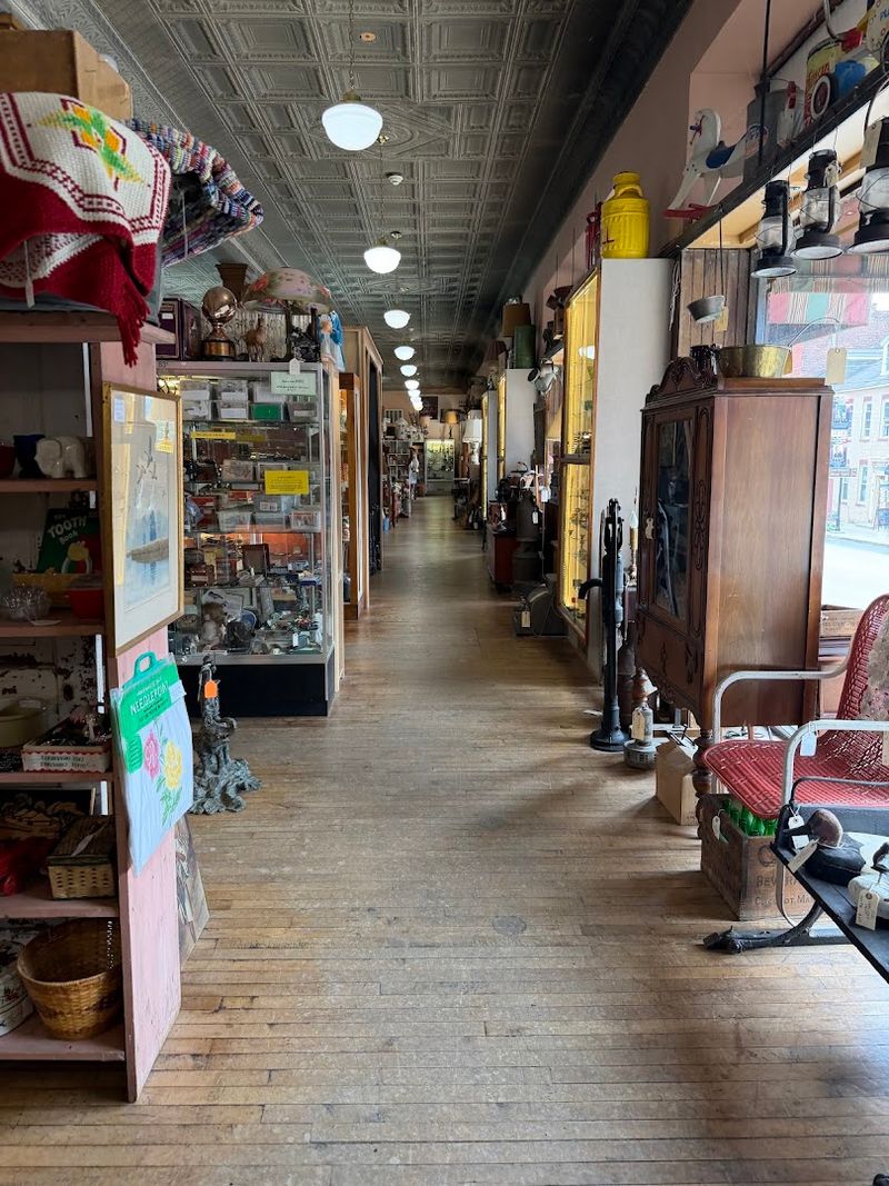 Few Pennsylvania Antique Stores Draw Treasure Hunters Like These 12 - Decor Hint Burning Bridge Antique Market, Columbia