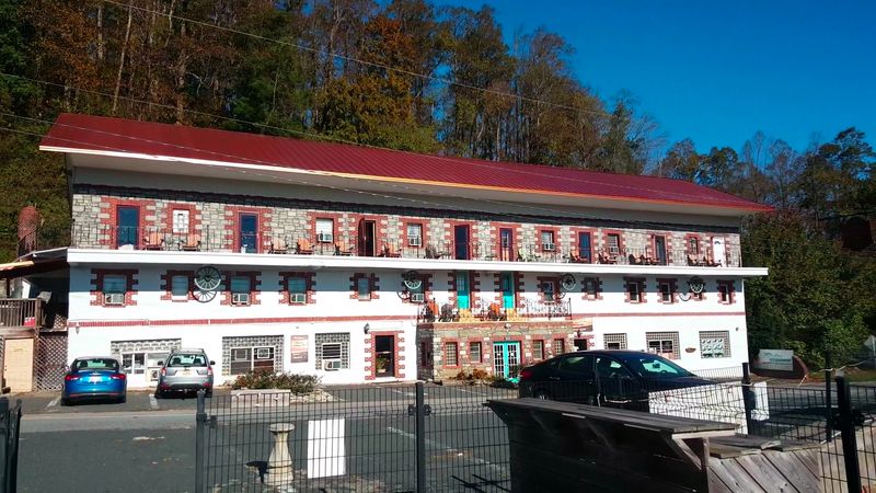 This North Carolina Town Feels Like Saturday Morning Never Left The 1950s - Decor Hint Old-School Storefronts Make The Town Feel Unrushed