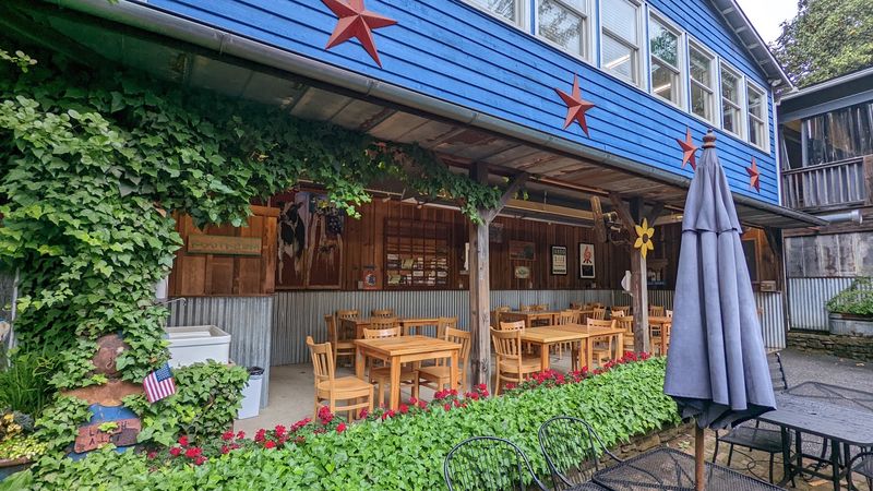 We Found A Flat Rock Smokehouse Where The Brisket Is Worth A North Carolina Road Trip - Decor Hint Check The Seasonal Hours Before Driving Over