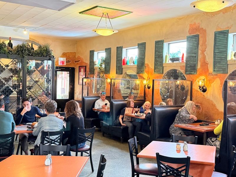 Pompilios, Newport