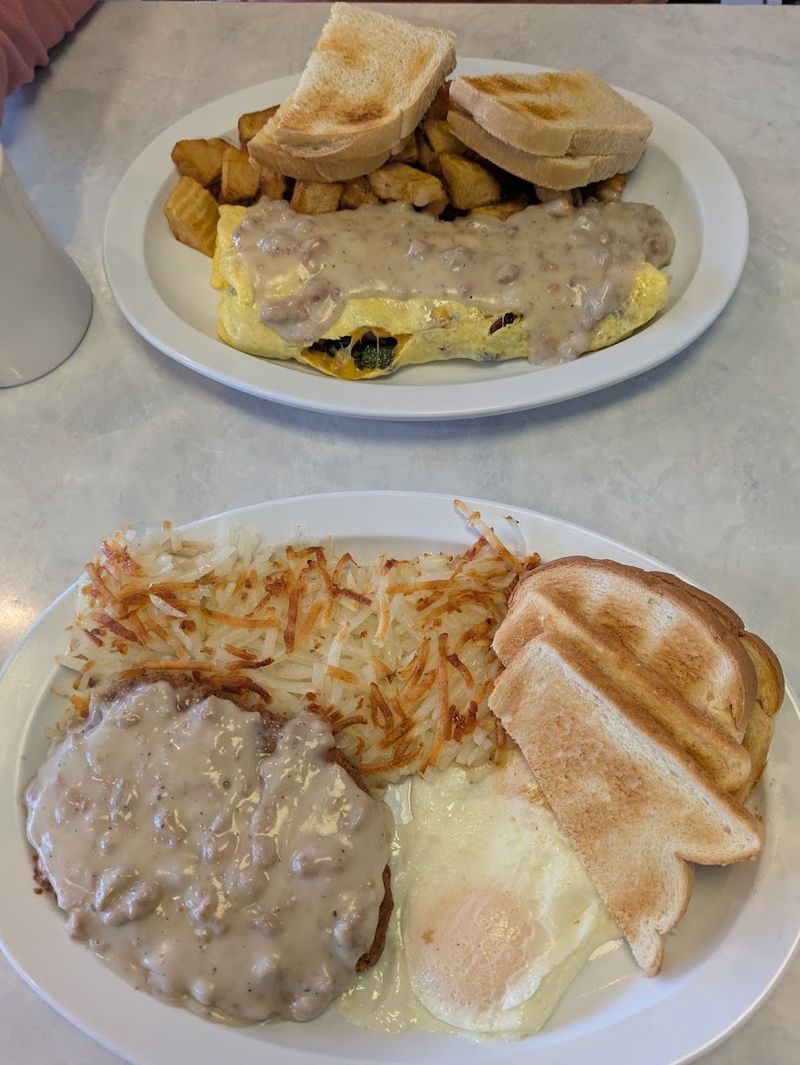 You'll Feel Like You've Stepped Into Happy Days At This Old-School Oregon Diner - Decor Hint Comfort Food Done Classically Right