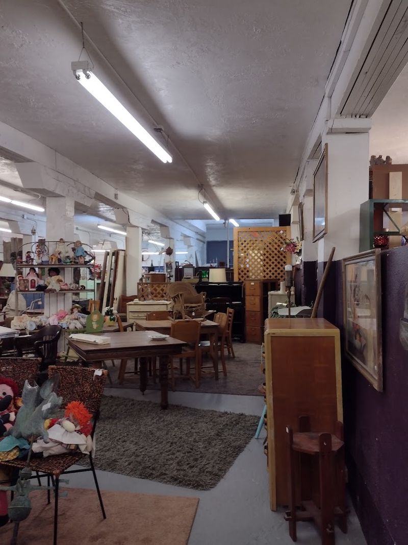 This Idaho Vintage Store Is A Goldmine For Rare Home Décor At Surprisingly Good Prices - Decor Hint Antique Furniture Can Completely Change The Look Of A Room