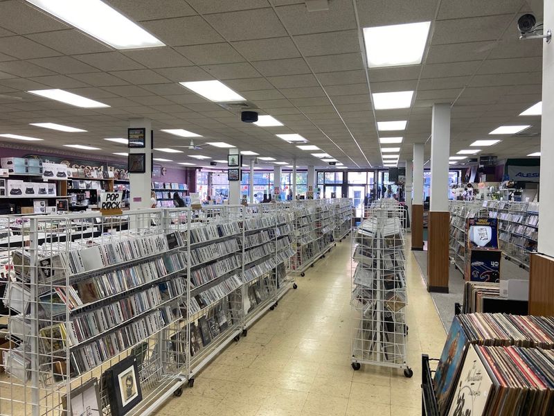 This Wisconsin Store Is Packed With Records Every Collector Will Love - Decor Hint Atmosphere And Layout Inside