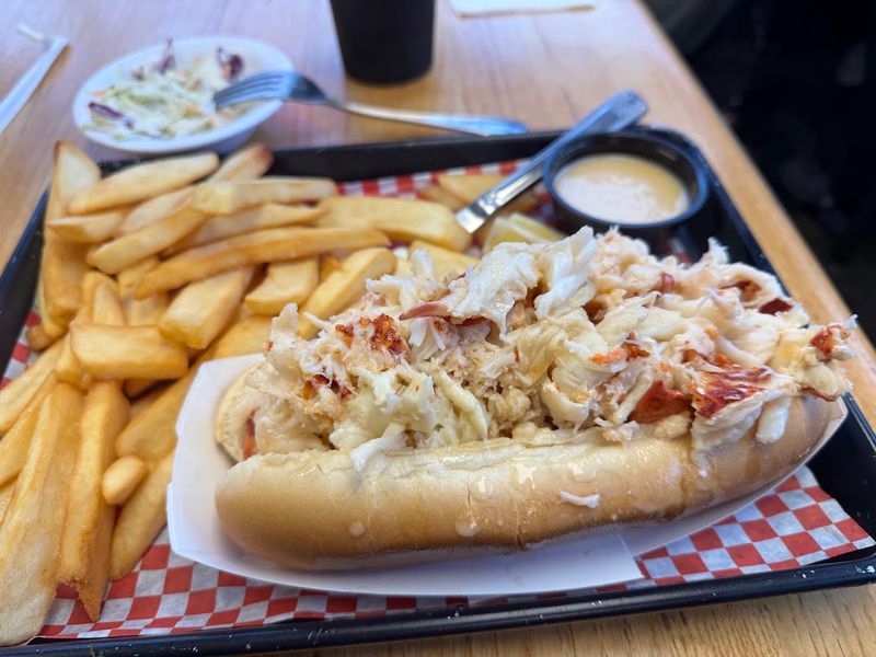 People Drive Across Connecticut To Try The Fried Seafood At This Hidden Restaurant - Decor Hint Simple Preparation Lets The Seafood Stand Out