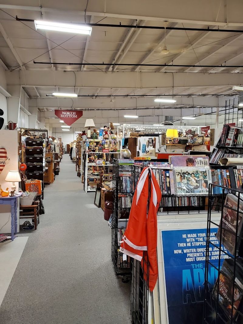 10 Massive Secondhand Shops In Nebraska That Make Treasure Hunting Worth The Trip - Decor Hint Aardvark Antique Mall, Lincoln