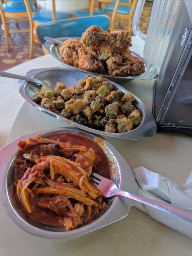 9 Tennessee Mom-And-Pop Diners Worth Pulling Over For - Decor Hint Bea's Restaurant, Chattanooga
