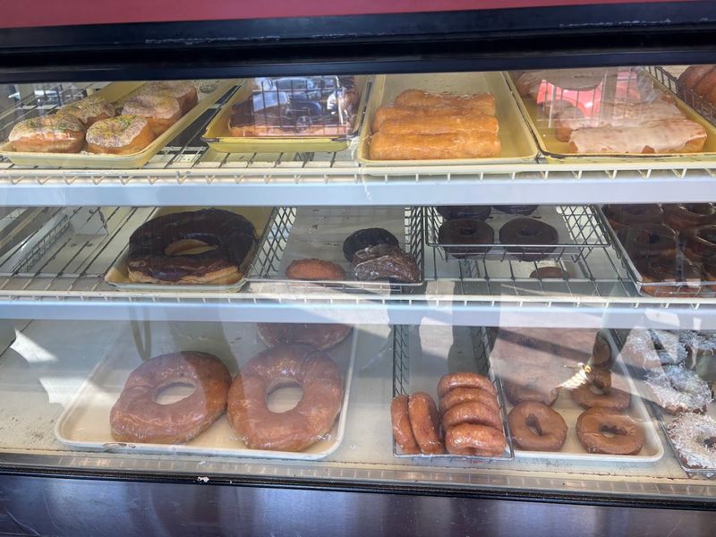 10 Humble Bakeries In Illinois Where The Donuts Are Absolutely Incredible - Decor Hint Dat Donut, Chicago