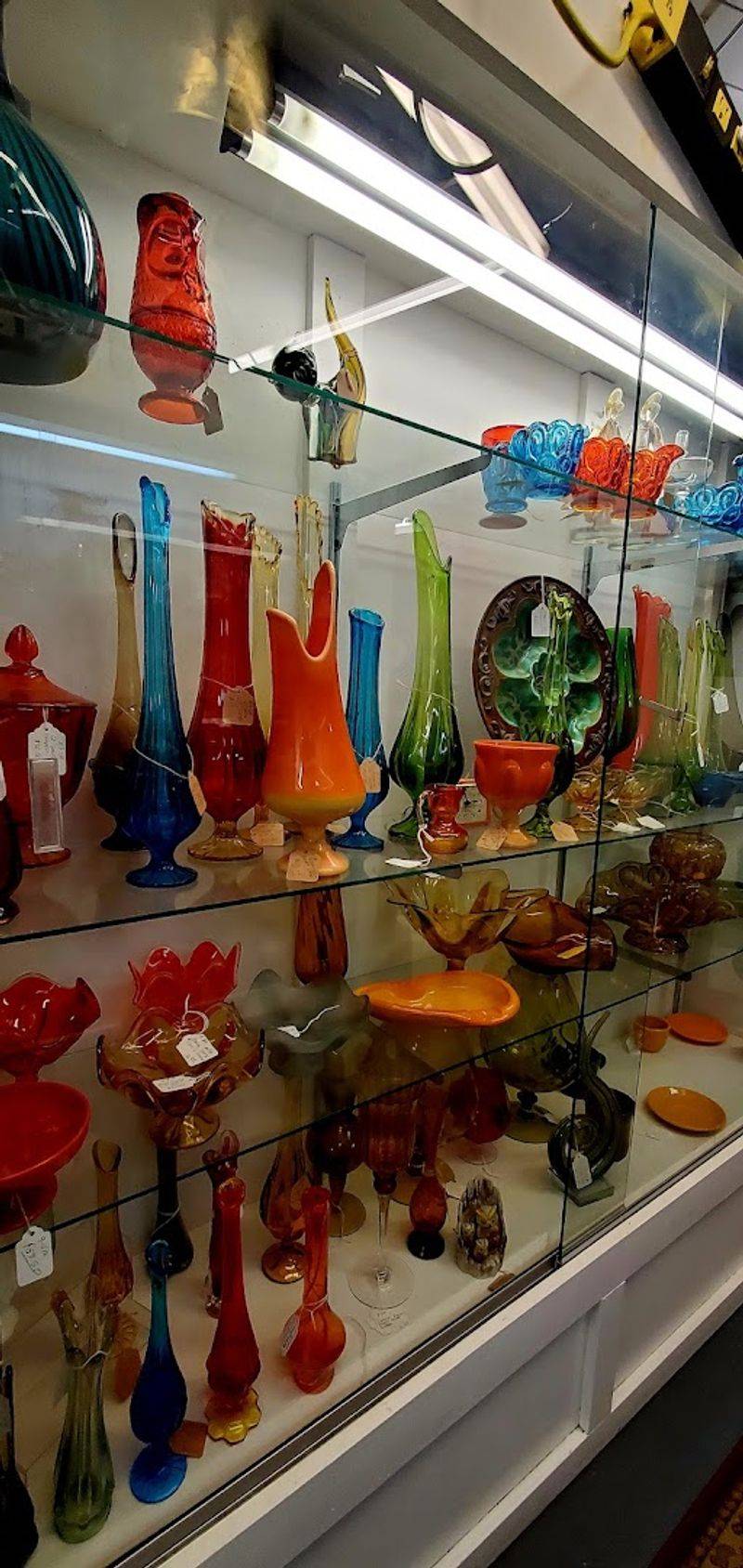 This Idaho Vintage Store Is A Goldmine For Rare Home Décor At Surprisingly Good Prices - Decor Hint Glassware, China, And Ceramics Fill Shelves With Color