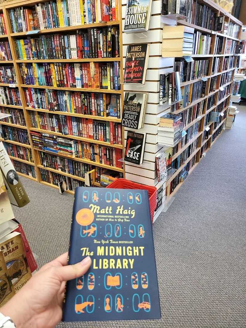 This Quirky Georgia Bookstore Has More Than 300,000 Books Waiting To Be Explored - Decor Hint Why Independent Bookstores Still Matter