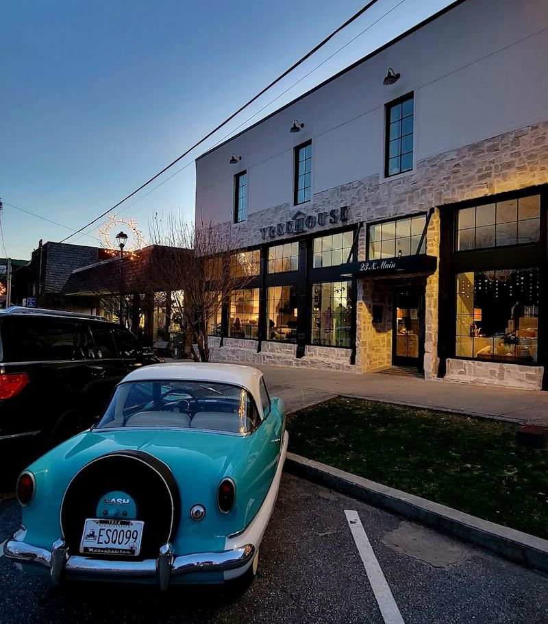 This Tiny Georgia Town Feels Like A Weekend Escape With Surprisingly Big Culinary Charm - Decor Hint A Community Of Craft