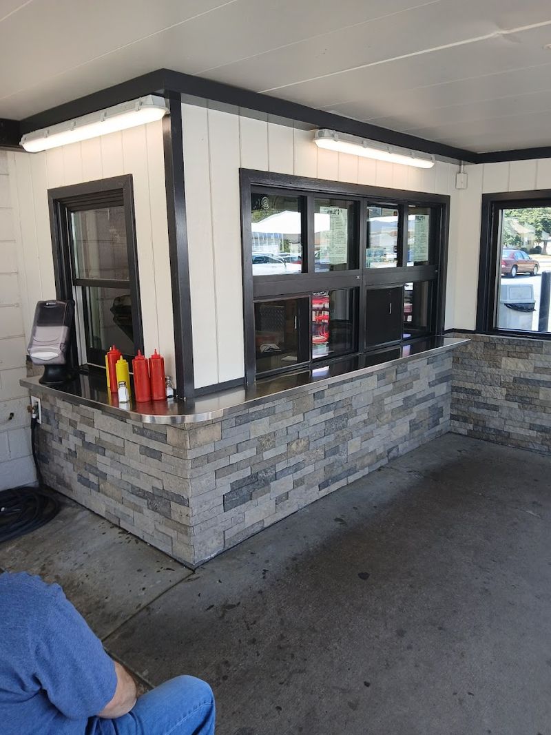 Locals Have Lined Up At This Tiny Illinois Drive-In For The Best Burgers Since 1951 - Decor Hint Cash Only Keeps Things Simple