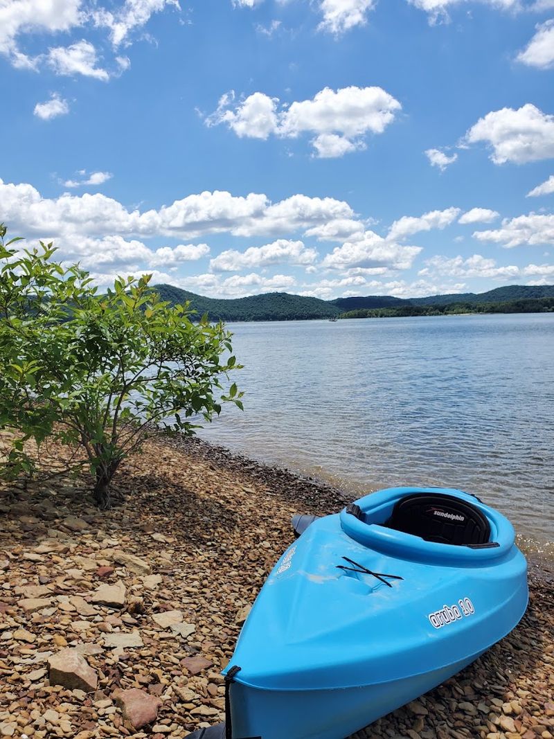 10 Clearest And Bluest Lakes In Kentucky That Look Too Gorgeous To Be Real - Decor Hint Cave Run Lake