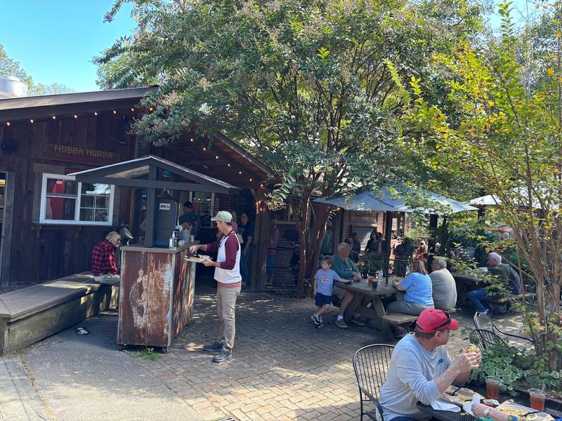 We Found A Flat Rock Smokehouse Where The Brisket Is Worth A North Carolina Road Trip - Decor Hint Bring Friends Who Understand Barbecue Patience