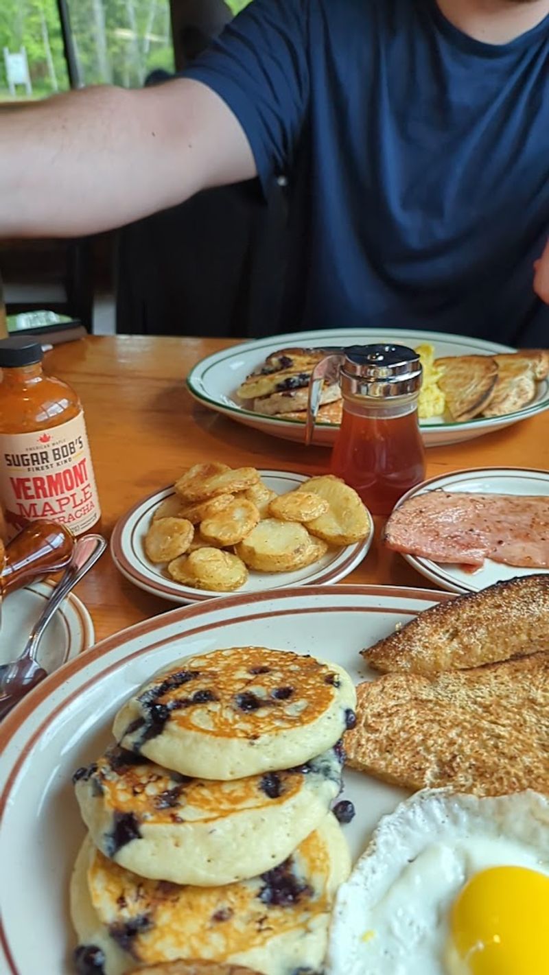 This Classic New Hampshire Restaurant Serves Pancakes You'll Never Forget - Decor Hint Real Maple Syrup Changes Everything