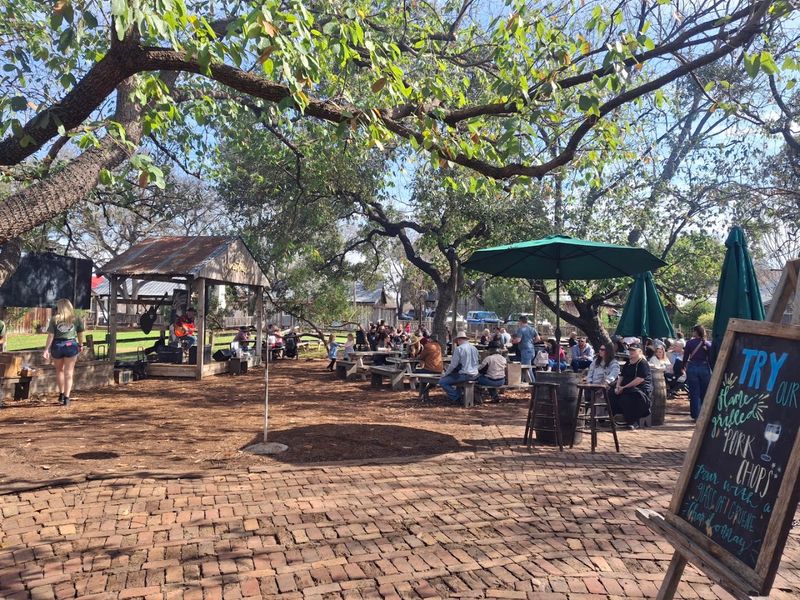 Locals Claim This Texas Town Is Tourist-Wrecked Beyond Recognition - Decor Hint The Restaurant Wait Times Are No Joke