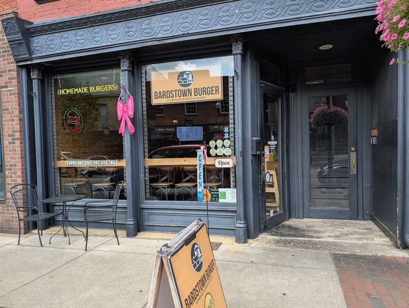 10 Low-Key Bardstown, Kentucky Restaurants Locals Keep Suggesting To Everyone Who'll Listen - Decor Hint Bardstown Burger