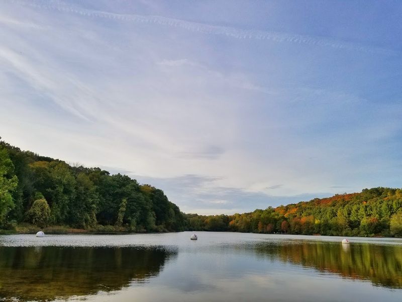 The Connecticut Beach Town Where Neighbors Still Wave And Life Feels Simpler - Decor Hint Lake Mohegan Adds A Freshwater Escape