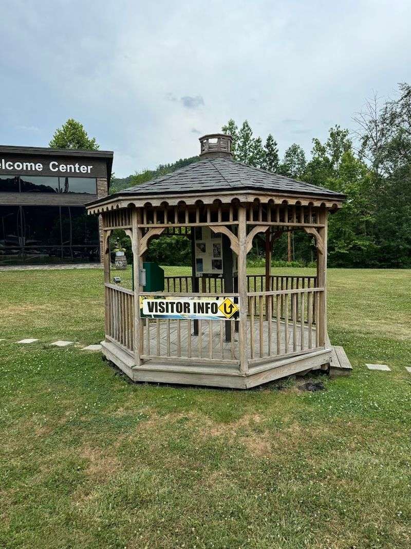 The Most Picturesque Must-Visit Tiny Towns In Kentucky - Decor Hint Slade