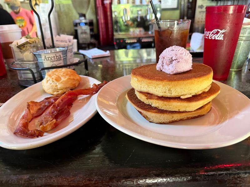 9 Tennessee Mom-And-Pop Diners Worth Pulling Over For - Decor Hint Aretha Frankenstein's, Chattanooga