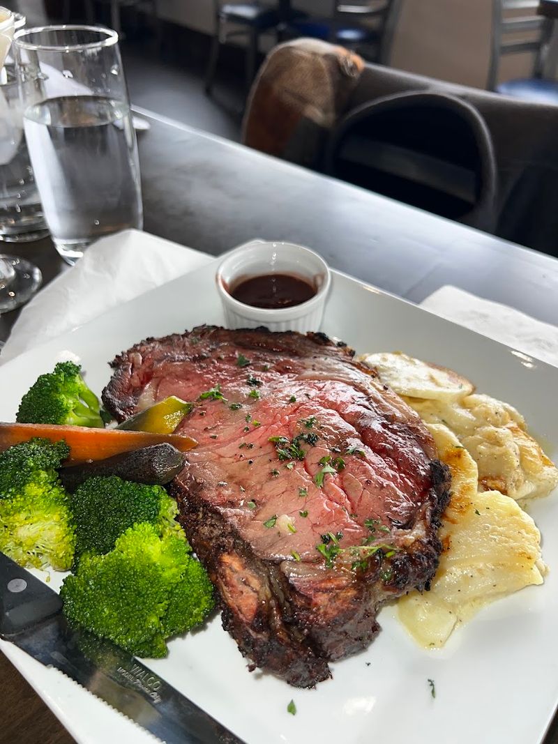 You Can Watch Planes Take Off While Dining At This Connecticut Restaurant - Decor Hint Takeoffs Add A Little Drama To Every Meal