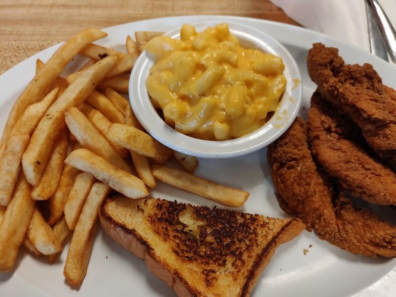 Locals Keep Coming Back To This Georgia Restaurant For One Simple Reason - Decor Hint Fried Chicken That Earns Its Reputation