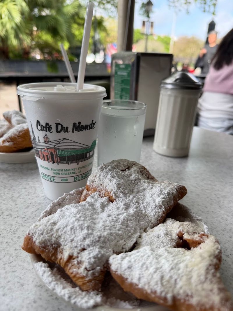 9 Louisiana Restaurants Serving The Flavors The State Is Known For - Decor Hint Café Du Monde, New Orleans