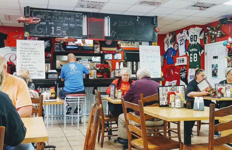 Locals Keep Coming Back To This Georgia Restaurant For One Simple Reason - Decor Hint Service That Treats You Like A Regular On Day One