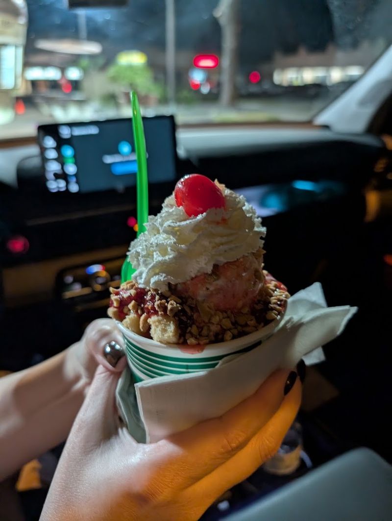 This Huge Ice Cream Cone Shop In Florida Is Hard To Miss - Decor Hint Quick Service During Rush Hours