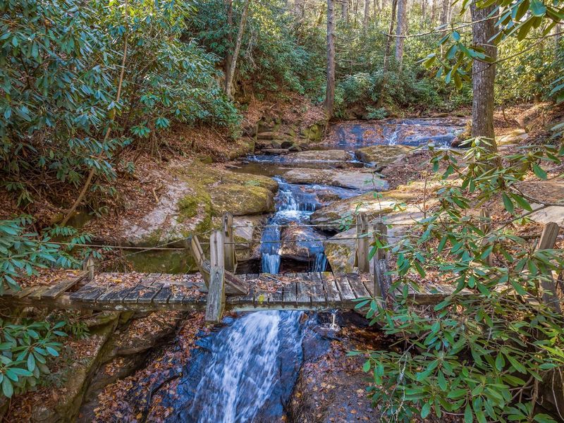 This Secluded North Carolina Retreat Lets You Sleep In Treehouses High Above A Mountain Gorge - Decor Hint Nearby Trails Add Adventure Without Requiring A Long Drive