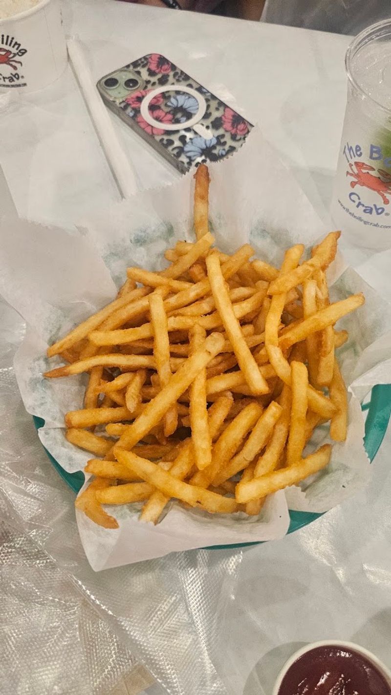 This California Seafood Shack Serves Crab Boils Straight From A Steaming Bag - Decor Hint Balance The Boil With Gumbo, Cajun Fries, Or Steamed Rice