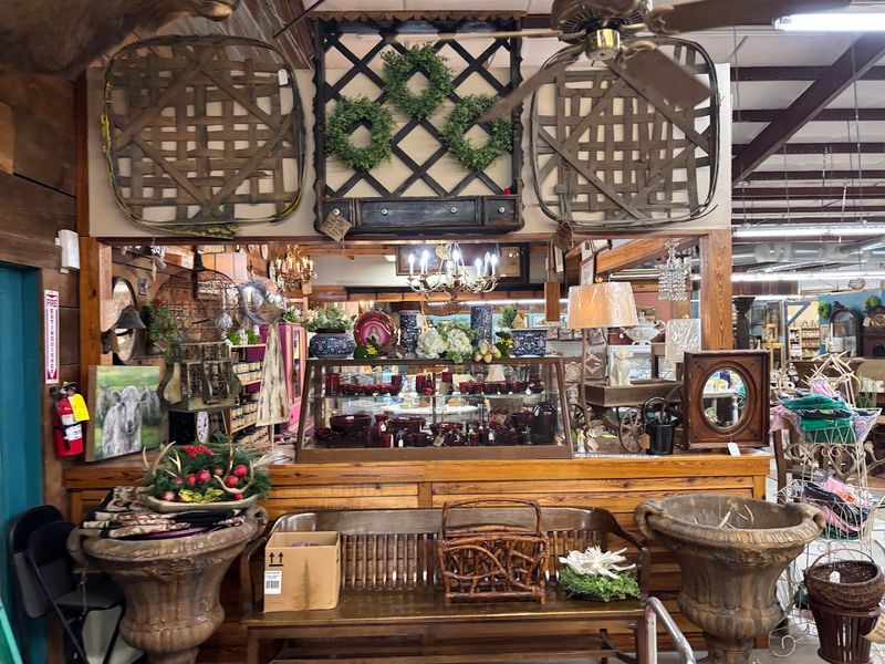 Big Peach Antiques Mall, Byron