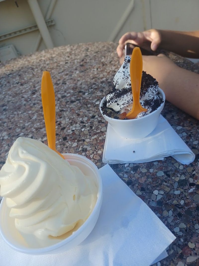 This Huge Ice Cream Cone Shop In Florida Is Hard To Miss - Decor Hint Perfect After Dinner Destination