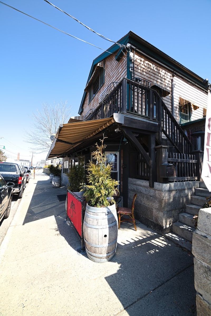 The Connecticut Beach Town That Locals Say Doesn't Feel The Same Anymore Because Of Tourism - Decor Hint Local Traditions Compete With Tourist-Focused Businesses