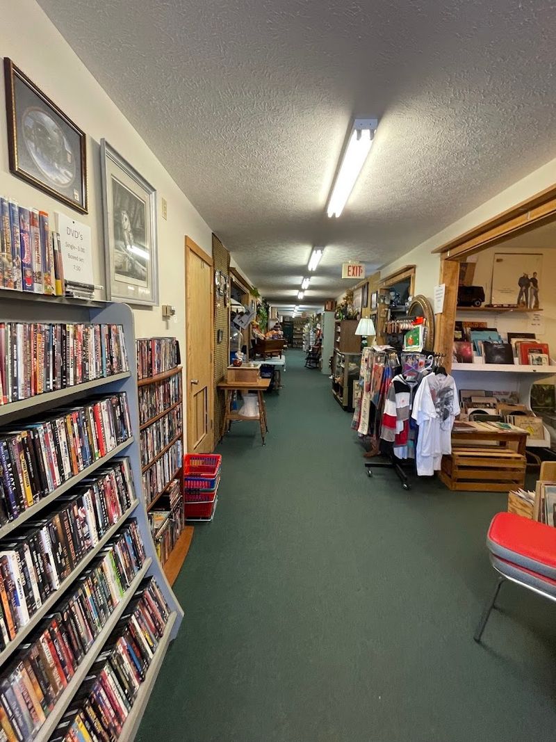 These 10 Kentucky Shops Are Full Of Vintage And Secondhand Fabric Finds - Decor Hint Green Top Antique & Collectibles